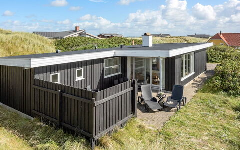 Geesche - 200M from the Sea: Boligområde, Busk, Hus, Hjem, Have, Estate, Skygge, Landscaping, Lawn