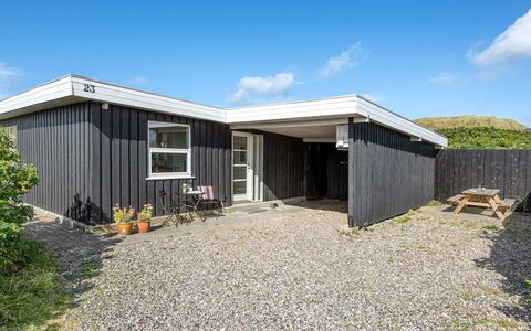 Geesche - 200M from the Sea: Boligområde, Busk, Hus, Hjem, Have, Estate, Skygge, Landscaping, Lawn