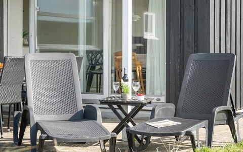 Geesche - 200M from the Sea: Boligområde, Busk, Hus, Hjem, Have, Estate, Skygge, Landscaping, Lawn
