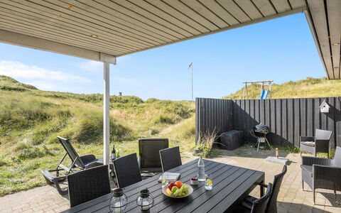 Geesche - 200M from the Sea: Møbel, Indretning, Stol, Gulvbelægning, Bord, Udvej, Etage, Loft, Værelse, Eco Hotel