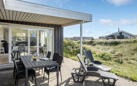 Geesche - 200M from the Sea: Møbel, Indretning, Stol, Gulvbelægning, Bord, Udvej, Etage, Loft, Værelse, Eco Hotel