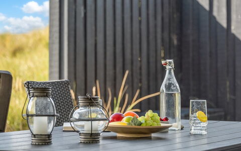Geesche - 200M from the Sea: Møbel, Indretning, Stol, Gulvbelægning, Bord, Udvej, Etage, Loft, Værelse, Eco Hotel