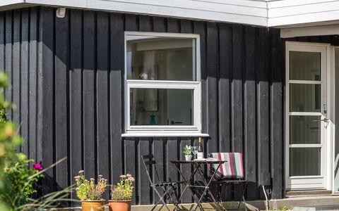 Geesche - 200M from the Sea: Møbel, Indretning, Stol, Gulvbelægning, Bord, Udvej, Etage, Loft, Værelse, Eco Hotel