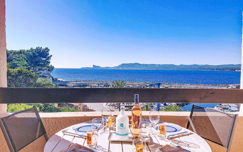 Saint Cyr sur Mer la Madrague 600: Møbel, Udendørs Møbler, Hav, Restaurant, Kyst, Køkken & Spisebord, Stol, Udendørs Bord, Udvej, Skygge