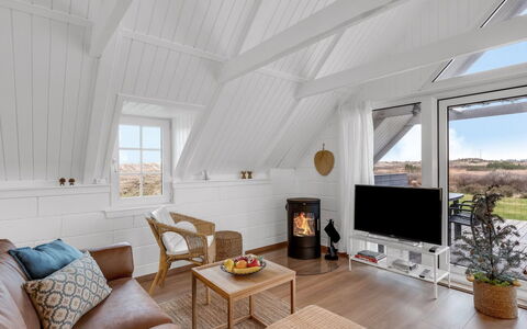 Gunhwat - 350M to the Fjord: Svømmepøl, Udendørs Møbler, Møbel, Udvej, Flise, Eco Hotel, Skygge, Stol, Fritid, Estate