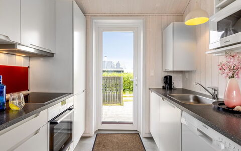 Mara - from the Sea: Køkken, Køkken Apparat, Countertop, Større Bandage, Indretning, Gulvbelægning, Etage, Cabinetry, Møbel, Husholdningsapparat