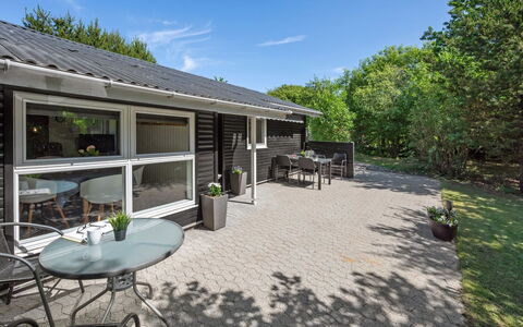 Sanni - 1.6Km from the Sea: Hjem, Busk, Hus, Tag, Sommerhus, Dør, Bunddække, Estate, Have, Veranda