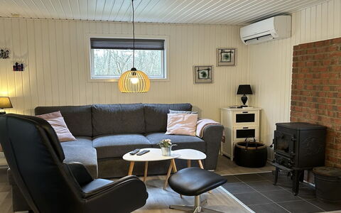 Sanni - 1.6Km from the Sea: Møbel, Gulvbelægning, Stue, Indretning, Couch, Etage, Hjem, Værelse
