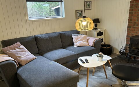 Sanni - 1.6Km from the Sea: Møbel, Gulvbelægning, Etage, Indretning, Couch, Stue, Trægulve, Værelse, Pude