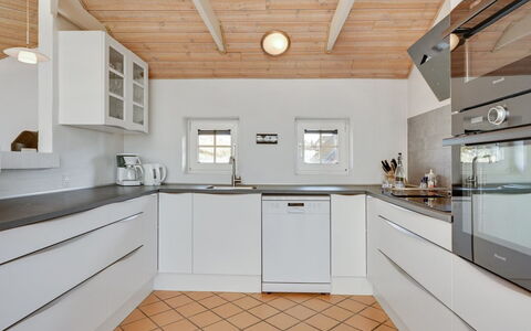Hinrich - 300M from the Sea: Køkken, Countertop, Gulvbelægning, Indretning, Træ, Cabinetry, Loft, Etage, Køkken Apparat, Større Bandage