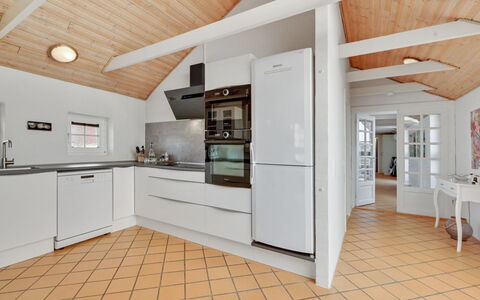 Hinrich - 300M from the Sea: Gulvbelægning, Indretning, Loft, Træ, Etage, Køkken, Countertop, Møbel, Cabinetry, Værelse