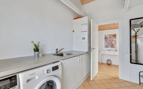 Hinrich - 300M from the Sea: Gulvbelægning, Indretning, Etage, Større Bandage, Vaskemaskine, Loft, Køkken, Countertop, Værelse, Sanitærarmatur