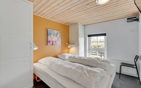 Hinrich - 300M from the Sea: Soveværelse, Seng, Bed Frame, Sengetøj, Loft, Sengetøj, Bejdse, Hårdttræ, Hotel, Pude