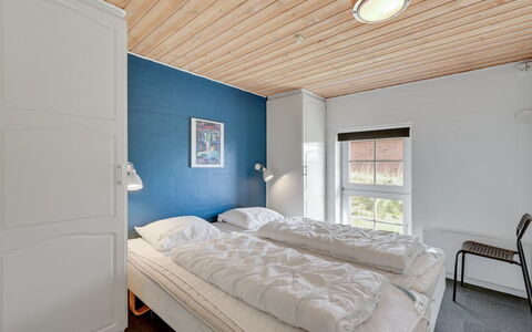 Hinrich - 300M from the Sea: Væg, Soveværelse, Træ, Loft, Indretning, Seng, Sengetøj, Sengetøj, Etage, Bed Frame