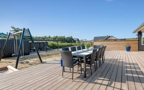 Hillevi - 200M from the Sea: Møbel, Indretning, Stol, Gulvbelægning, Bord, Udvej, Etage, Loft, Værelse, Eco Hotel