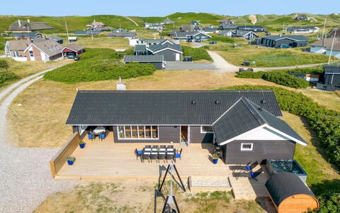 Hillevi - 200M from the Sea: Møbel, Indretning, Stol, Gulvbelægning, Bord, Udvej, Etage, Loft, Værelse, Eco Hotel