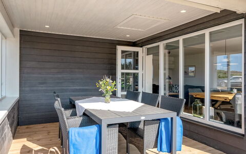 Hillevi - 200M from the Sea: Møbel, Indretning, Stol, Gulvbelægning, Bord, Udvej, Etage, Loft, Værelse, Eco Hotel