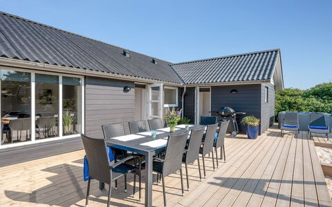 Hillevi - 200M from the Sea: Møbel, Indretning, Stol, Gulvbelægning, Bord, Udvej, Etage, Loft, Værelse, Eco Hotel