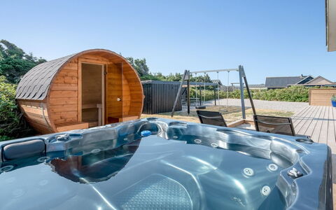 Hillevi - 200M from the Sea: Møbel, Indretning, Stol, Gulvbelægning, Bord, Udvej, Etage, Loft, Værelse, Eco Hotel