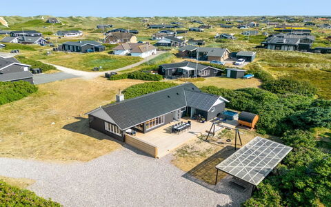 Hillevi - 200M from the Sea: Græs, Busk, Hus, Have, Hjem, Sommerhus, Land Lot, Lawn, Bunddække
