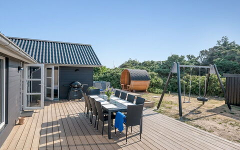 Hillevi - 200M from the Sea: Møbel, Indretning, Stol, Gulvbelægning, Bord, Udvej, Etage, Loft, Værelse, Eco Hotel