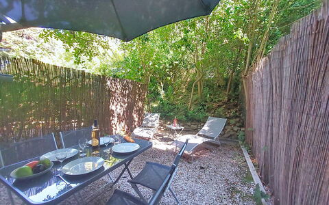 Saint Cyr sur Mer la Madrague 800: Møbel, Udendørs Møbler, Udendørs Bord, Stol, Have, Backyard, Skygge, Gård, Landscaping, Paraply