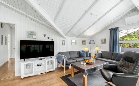 Penka - 550M to the Fjord: Møbel, Couch, Indretning, Loft, Træ, Gulvbelægning, Stue, Etage, Trægulve, Hjem