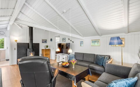 Penka - 550M to the Fjord: Couch, Indretning, Loft, Møbel, Træ, Gulvbelægning, Etage, Stue, Hjem, Værelse