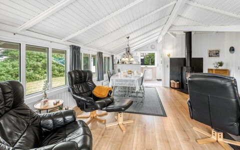 Penka - 550M to the Fjord: Indretning, Træ, Loft, Møbel, Couch, Gulvbelægning, Etage, Hjem, Stue, Trægulve