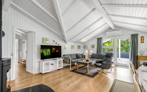 Penka - 550M to the Fjord: Loft, Indretning, Gulvbelægning, Etage, Trægulve, Stue, Sommerhus, Hårdttræ, Couch, Laminat Gulv