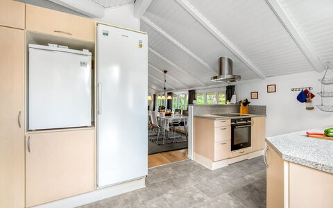 Penka - 550M to the Fjord: Gulvbelægning, Større Bandage, Køkken, Indretning, Etage, Loft, Træ, Køkken Apparat, Countertop, Møbel