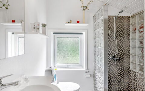 Penka - 550M to the Fjord: Indretning, Badeværelse, Gulvbelægning, Væg, Sanitærarmatur, Etage, Loft, Håndvask, Toilet, Tap