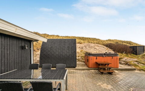 Assa - from the Sea: Bygning, Hus, Træ, Hjem, Tag, Sommerhus, Boligområde, Busk, Arkitektur