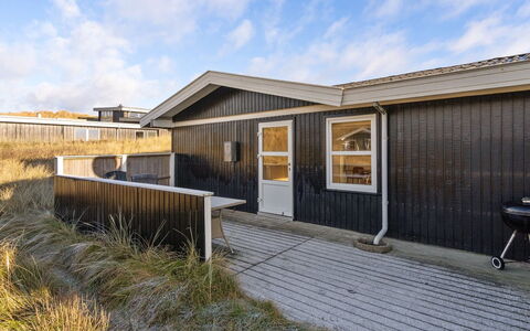 Assa - from the Sea: Bygning, Hus, Træ, Hjem, Tag, Sommerhus, Boligområde, Busk, Arkitektur