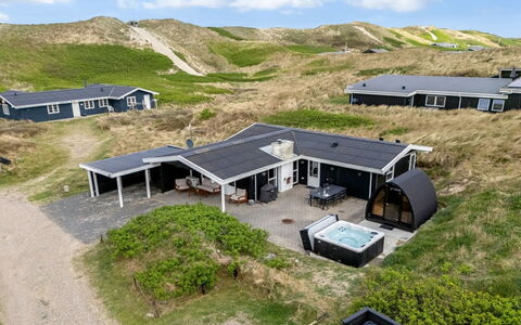 Assa - from the Sea: Tag, Land Lot, Sommerhus, Hjem, Landdistrikt, Skur, Sidespor, Garden Bygninger, Bjælkehytte, Hytte