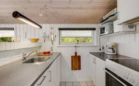 Estelle - 575M to the Fjord: Træ, Køkken, Gulvbelægning, Countertop, Loft, Indretning, Etage, Sanitærarmatur, Belysning, Køkken Apparat