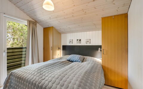 Estelle - 575M to the Fjord: Indretning, Træ, Loft, Seng, Soveværelse, Gulvbelægning, Etage, Værelse, Møbel, Sengetøj