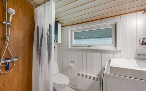 Estelle - 575M to the Fjord: Gulvbelægning, Sanitærarmatur, Etage, Træ, Loft, Indretning, Håndvask, Badeværelse, Tap, Vvs