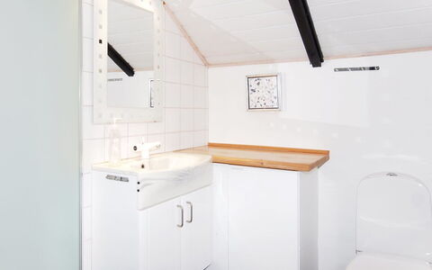 Beneta - 300M from the Sea: Sanitærarmatur, Indretning, Håndvask, Gulvbelægning, Badeværelsesvask, Badeværelse, Etage, Tap, Vvs, Loft