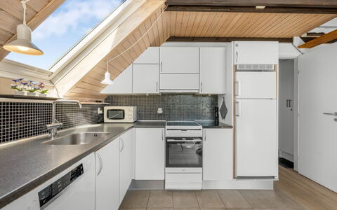 Armelle - from the Sea: Køkken, Træ, Større Bandage, Loft, Gulvbelægning, Countertop, Køkken Apparat, Indretning, Etage, Cabinetry