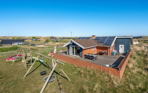 Fia - from the Sea: Hus, Sommerhus, Tag, Garden Bygninger, Skygge, Skur, Backyard, Udendørs Møbler, Gård, Lawn