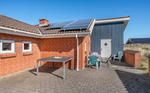 Fia - from the Sea: Hus, Sommerhus, Tag, Garden Bygninger, Skygge, Skur, Backyard, Udendørs Møbler, Gård, Lawn