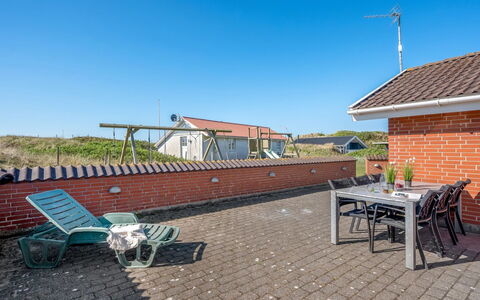 Fia - from the Sea: Græs, Hus, Tag, Hjem, Sommerhus, Busk, Land Lot, Landdistrikt, Stuehus, Bunddække