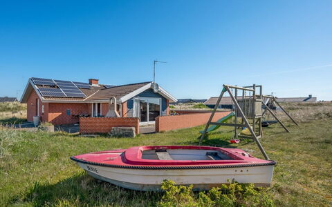 Fia - from the Sea: Græs, Hus, Tag, Hjem, Sommerhus, Busk, Land Lot, Landdistrikt, Stuehus, Bunddække