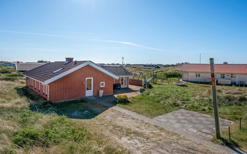 Fia - from the Sea: Græs, Hus, Tag, Hjem, Sommerhus, Busk, Land Lot, Landdistrikt, Stuehus, Bunddække