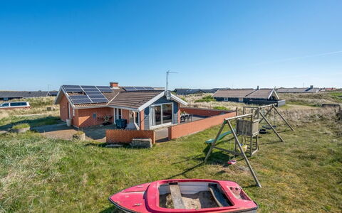 Fia - from the Sea: Græs, Hus, Tag, Hjem, Sommerhus, Busk, Land Lot, Landdistrikt, Stuehus, Bunddække