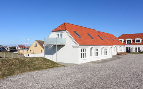 Ena - 75M from the Sea: Træ, Tag, Arkitektur, Hjem, Hus, Sommerhus, Sidespor, Hårdttræ, Hældning, Estate