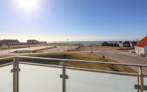 Ena - 75M from the Sea: Træ, Tag, Arkitektur, Hjem, Hus, Sommerhus, Sidespor, Hårdttræ, Hældning, Estate
