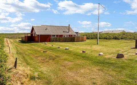 Beatrice - 150M from the Sea: Tag, Almindeligt, Land Lot, Landdistrikt, Hjem, Estate, Mark, Sommerhus, Lawn, Forstad