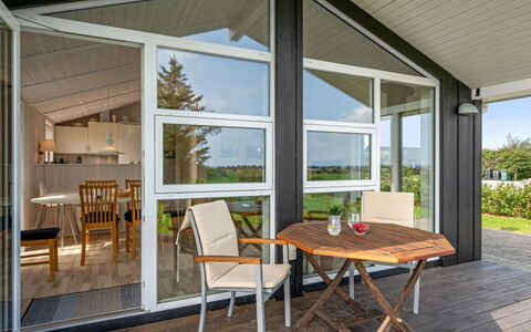 Tanna - 330M to the Fjord: Træ, Loft, Dør, Veranda, Stol, Skygge, Sommerhus, Hårdttræ, Dæk, Køkken & Spisebord